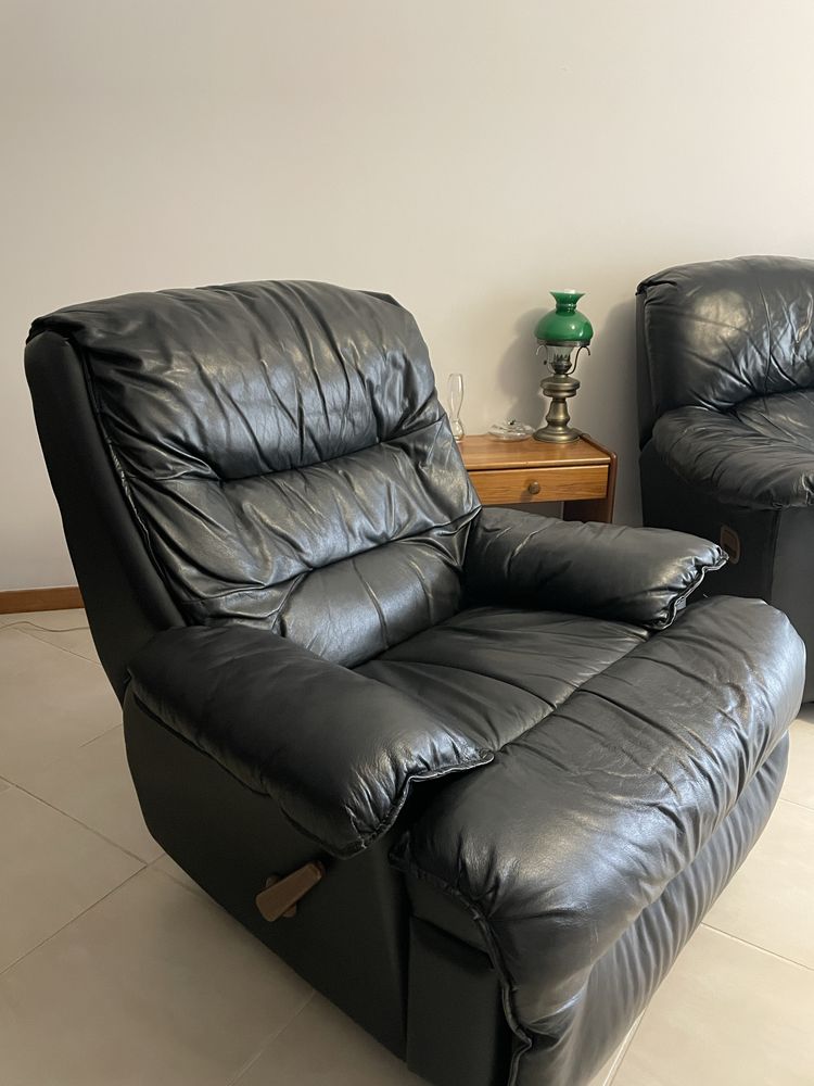 Conjunto 2 sofás em couro