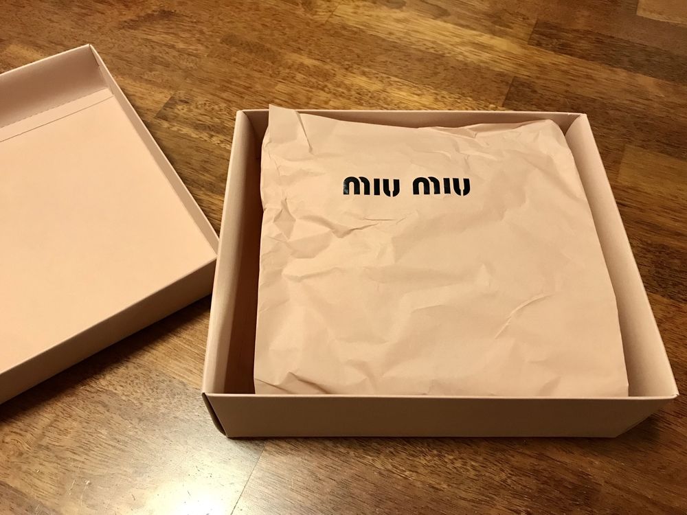 Oryginalne pudelko Miu Miu z papierowym wkaldem