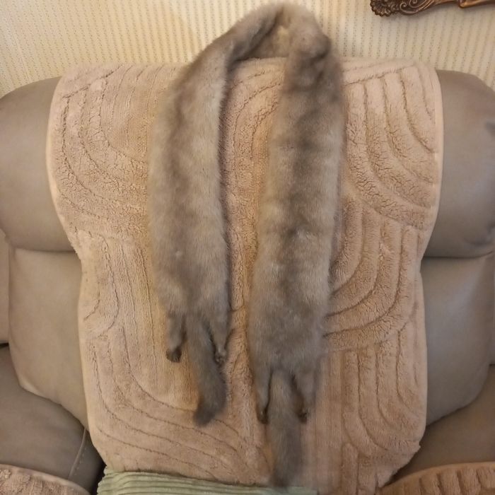 Szal z dwóch srebrzystych norek.