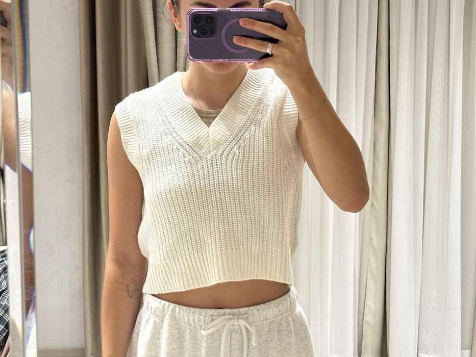 Вʼязана жилетка молочного кольору