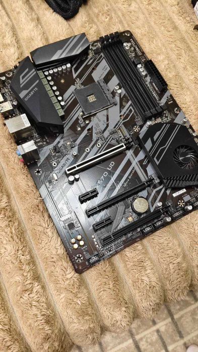 Топова материнська плата - Gigabyte X570 UD