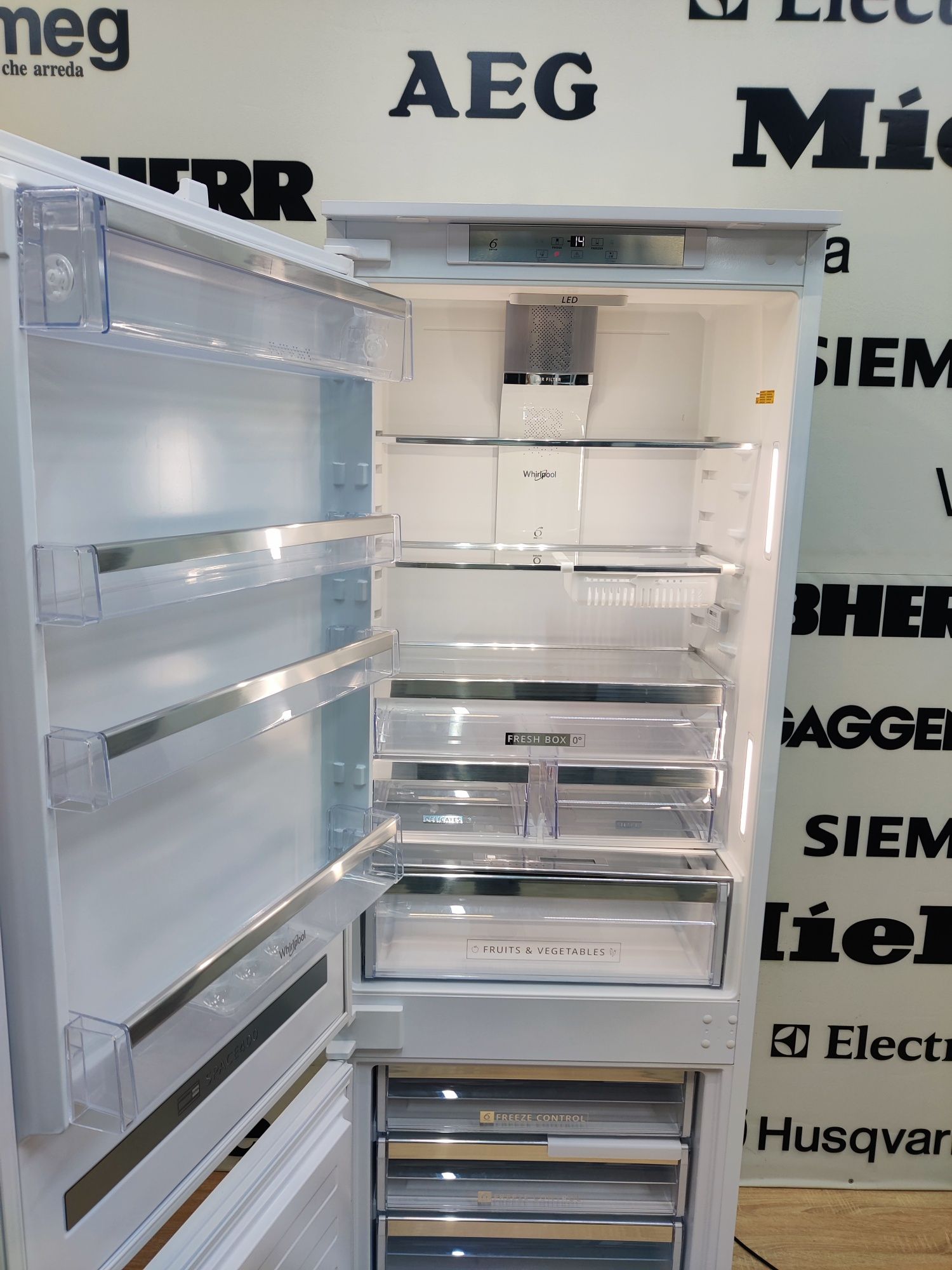 Ексклюзив. Широкий вбудований холодильник Whirpool™ EXTRA SPACE. 400 л