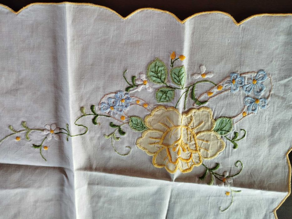 Dois Naperon em tecido bordado a máquina