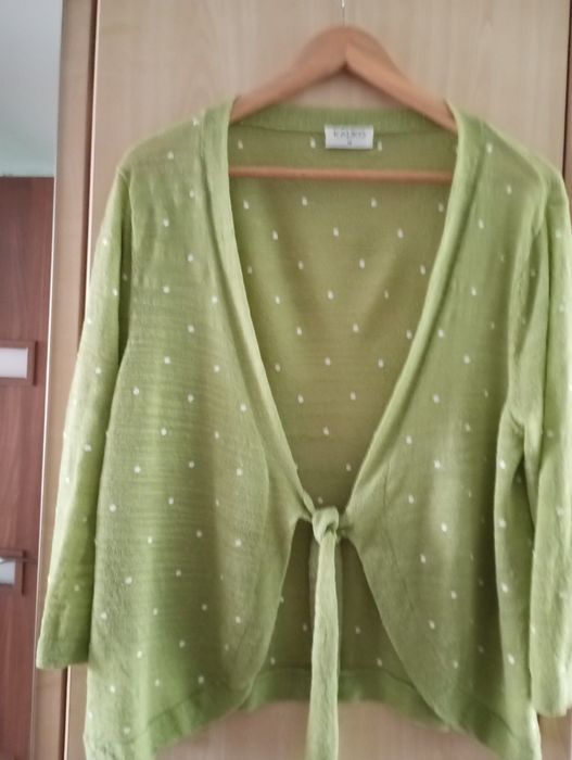 Sweterek damski bez zapięcia.