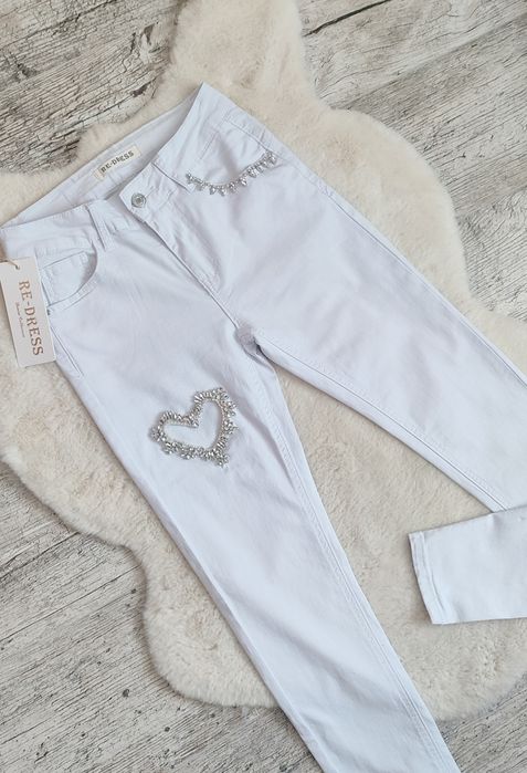 Elastyczne białe jeansy damskie z sercem kryształki Push up S 36
