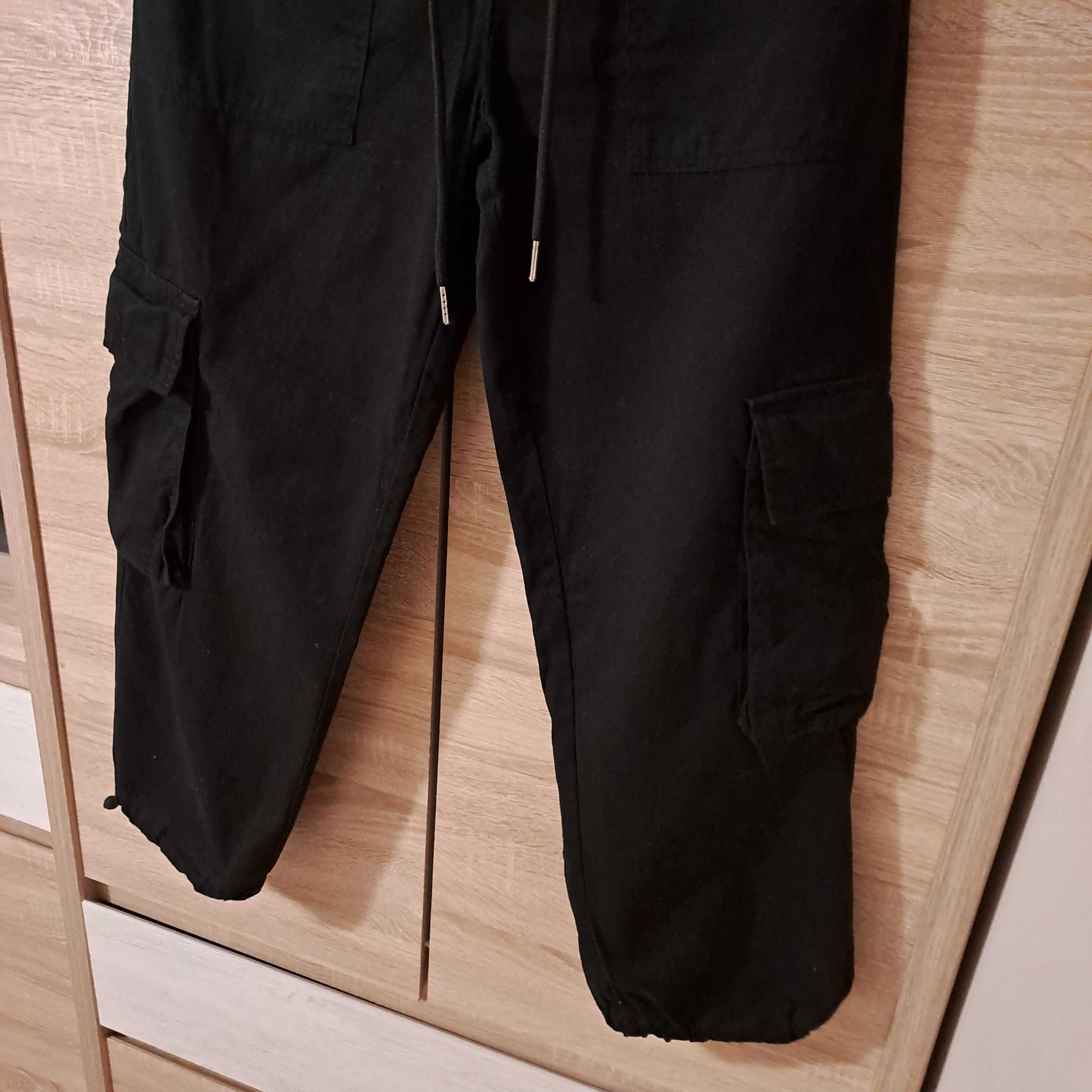 Spodnie cargo damskie czarne Cropp / rozmiar 34
