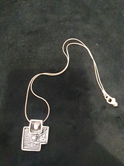 Продам очень красивое серебряное ожерелье