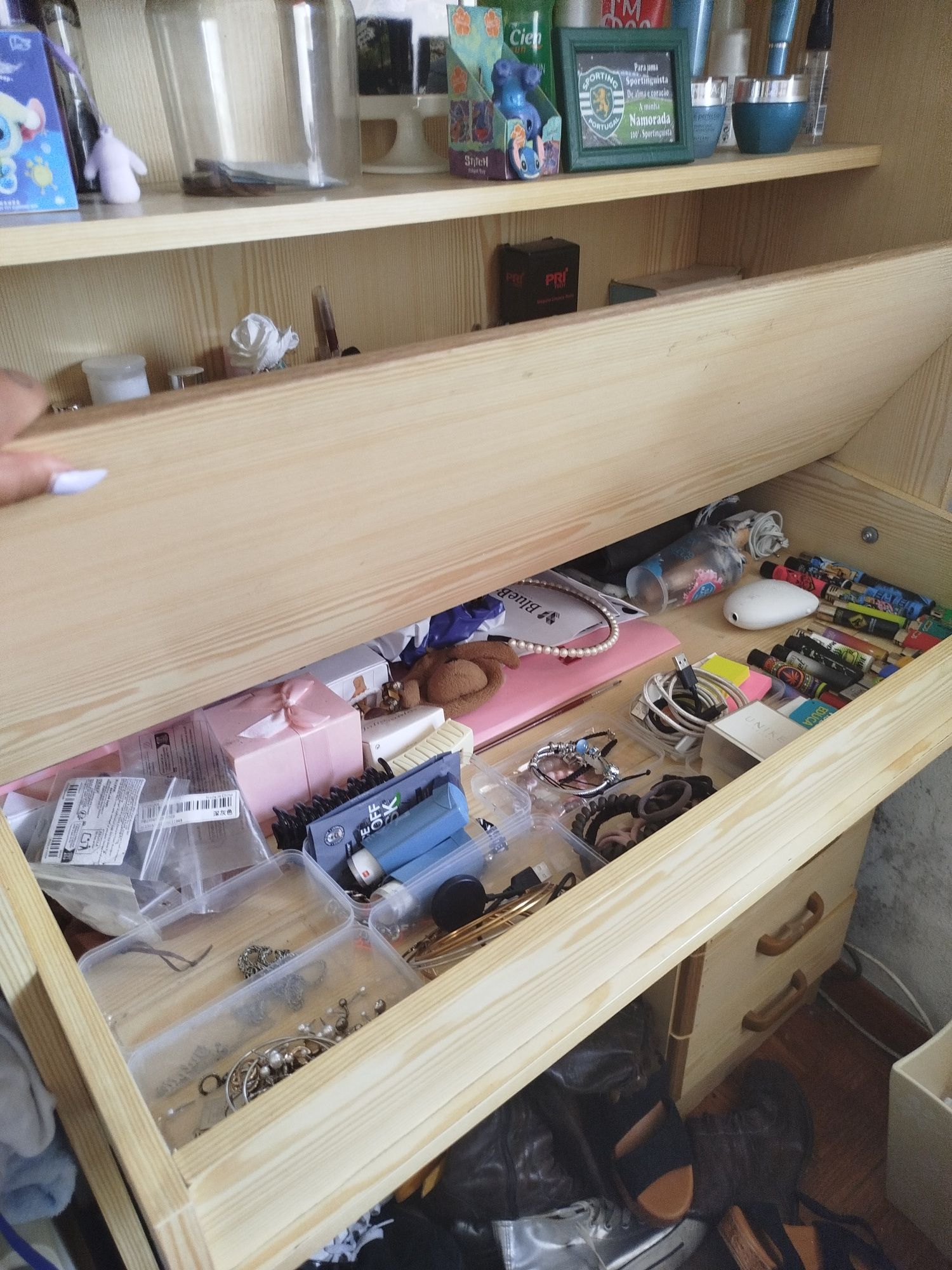 Cama e messa de secretária com arrumação