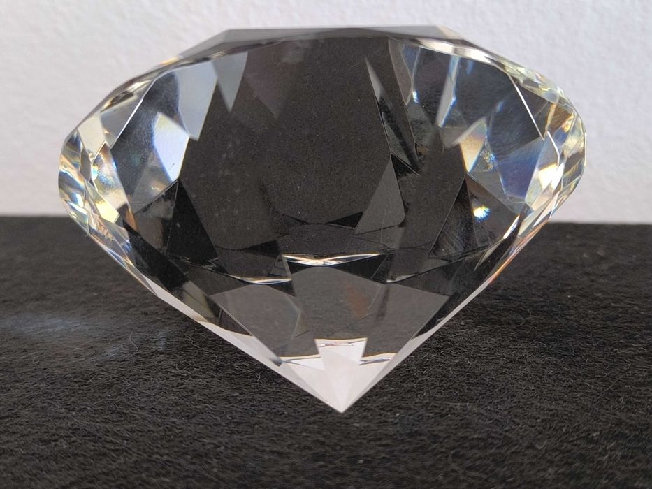 Pisa papeis em vidro com formato de diamante lapidado