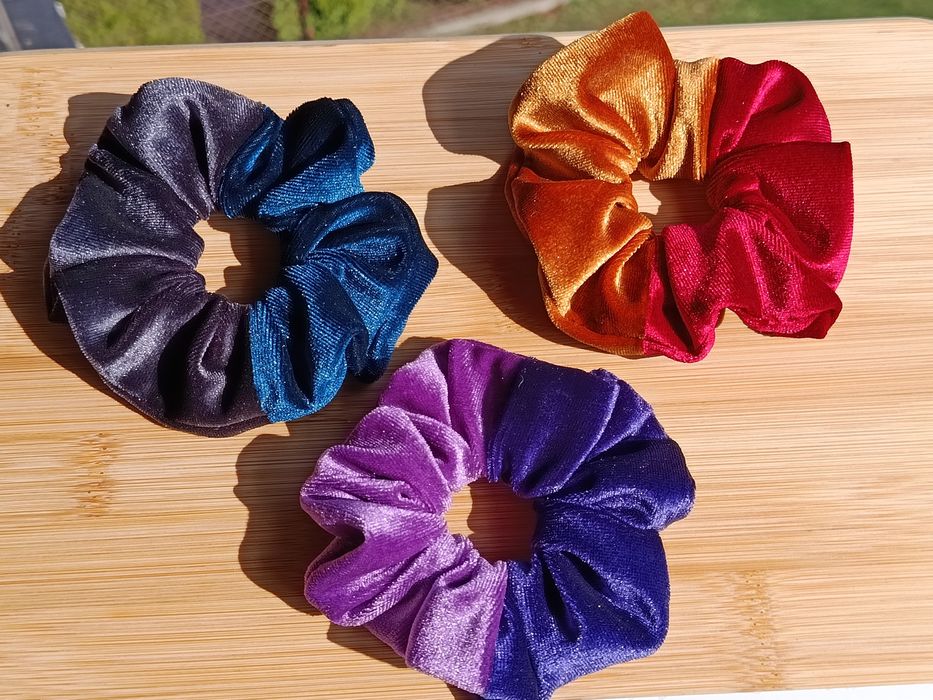 Aksamitna scrunchie średniej wielkości (czerwono-złota)