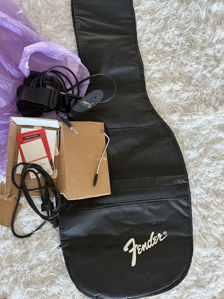 Kit Guitarra/Violão Squier Strat + Amp Fender