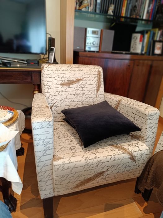 Cadeirões bege e preto