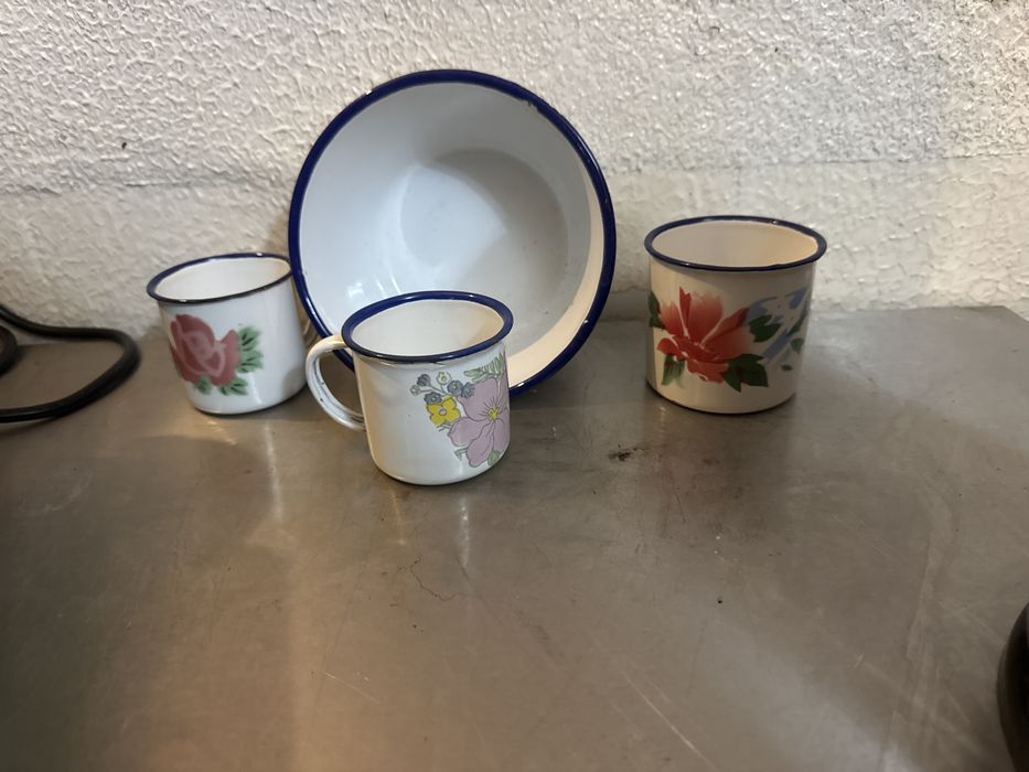 Conjunto de três peças em esmalte antigas para deciraçao