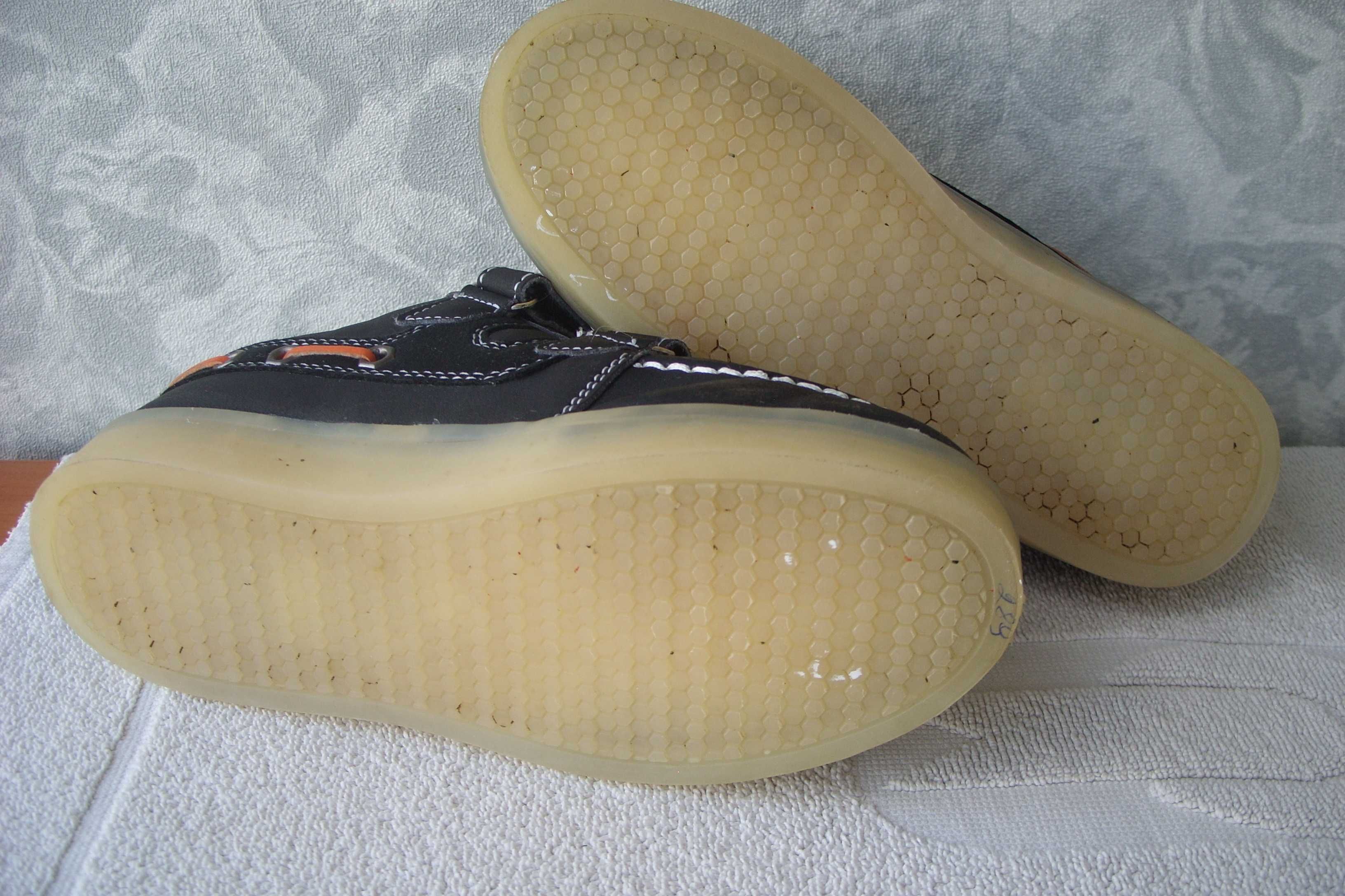 Фирменные кроссовки LED из натуральной кожи Размер 33/21см.