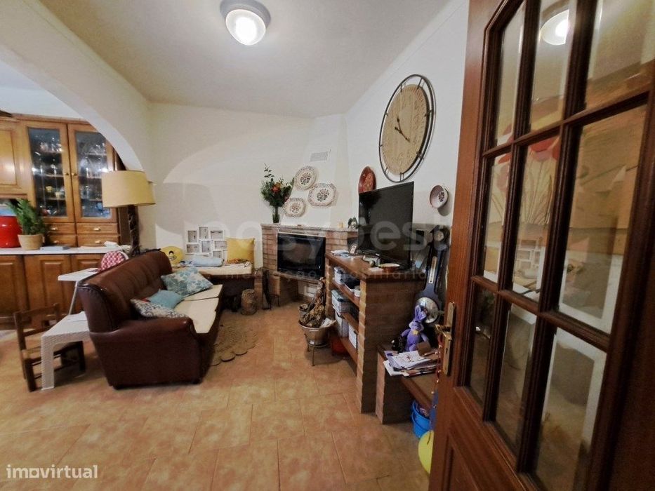 Moradia com pequeno logradouro, localizada na periferia da cidade d...