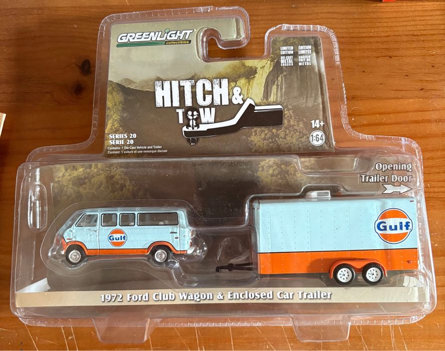 Miniatura 1/64 Gulf Ford + atrelado com engate (abre porta trás)