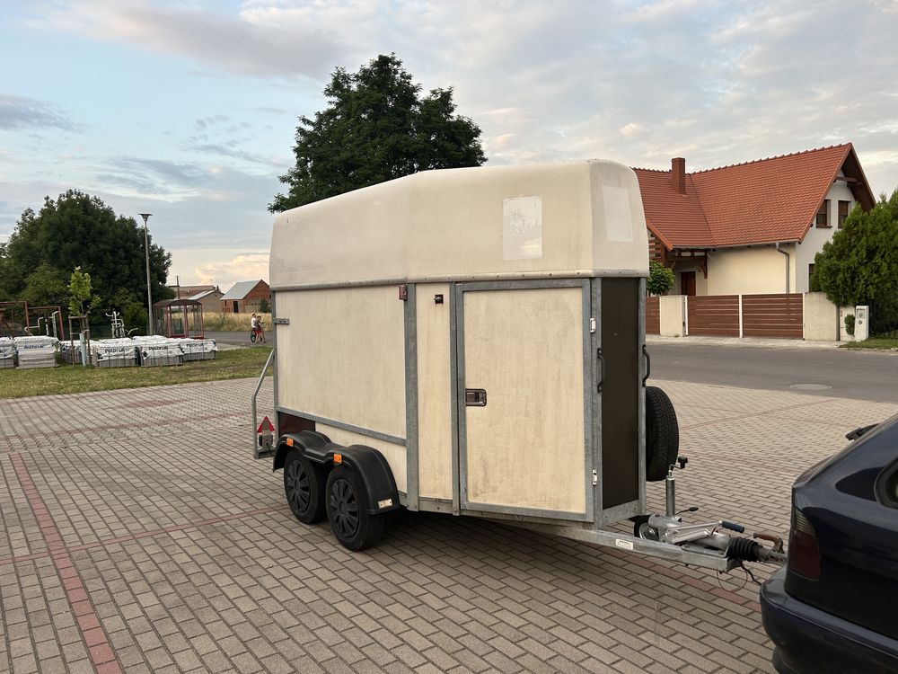 Przyczepa do przewozu zwierzat sprowadzona