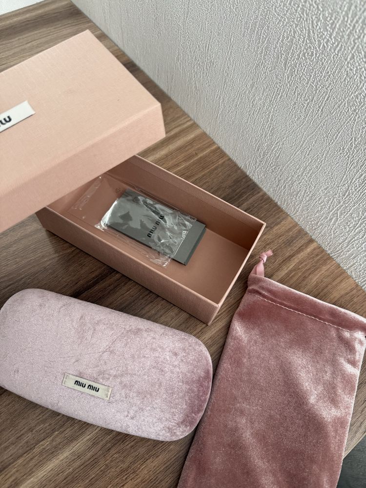 Продам чохол до окулярів MIU MIU оригінал.