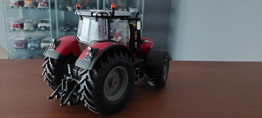 Model 1:32 Traktor Massey Ferguson 8680 SIKU