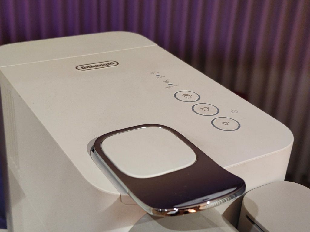 Máquina de café DELONGHI Nespresso Lattissima One + disp. cápsulas