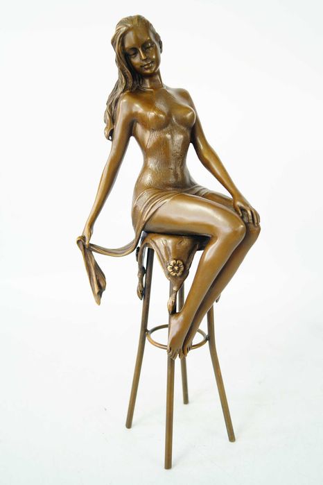 Kobieta siedząca na krześle zmysłowa figura z brązu rzeźba