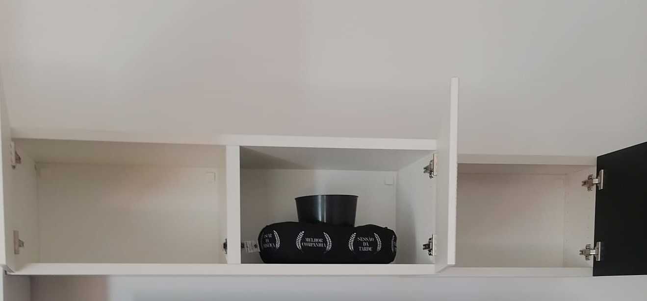 Estante da IKEA da linha BESTÅ