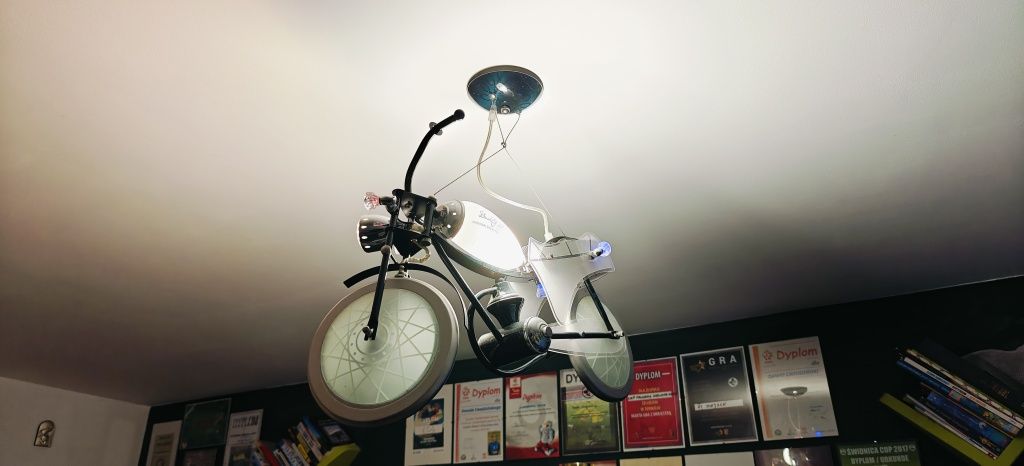 Lampa sufitowa LED w kształcie klasycznego motoru + pilot