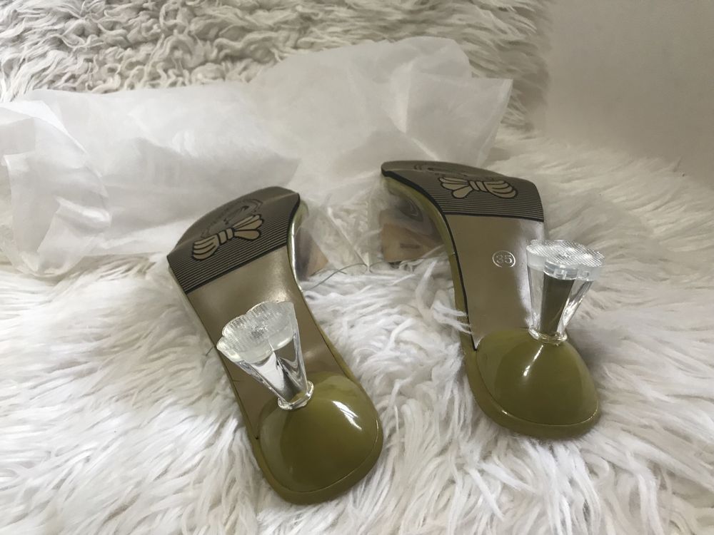Sandálias / Sapatos com detalhes em vinil e joia na ponta