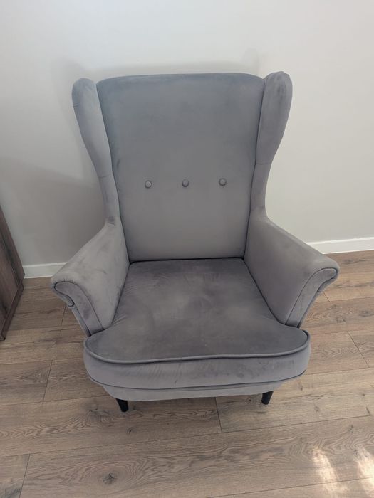 Szary fotel uszak