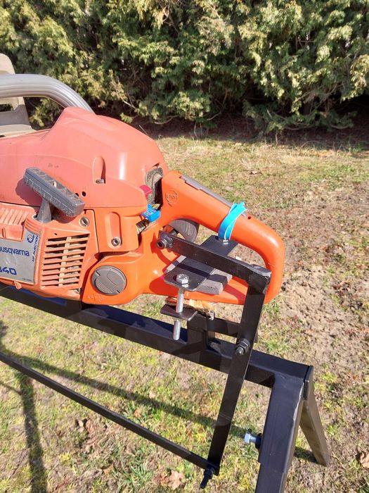 Stojak do samodzielnego cięcia drewna piłą spalinową pilarką