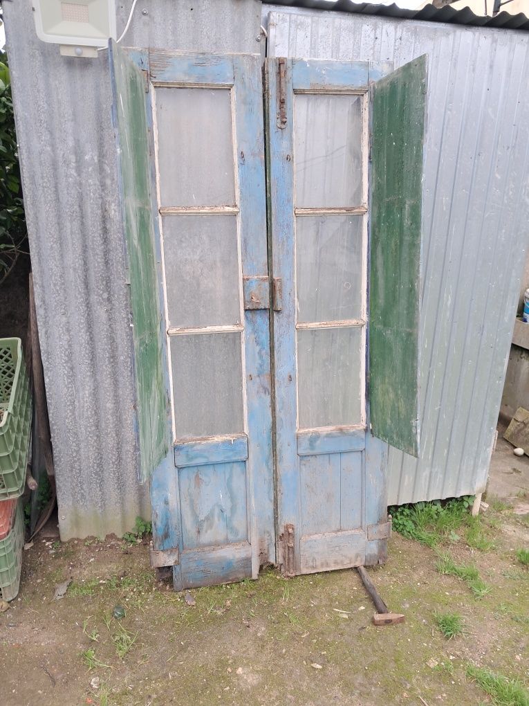 Portas em madeira.