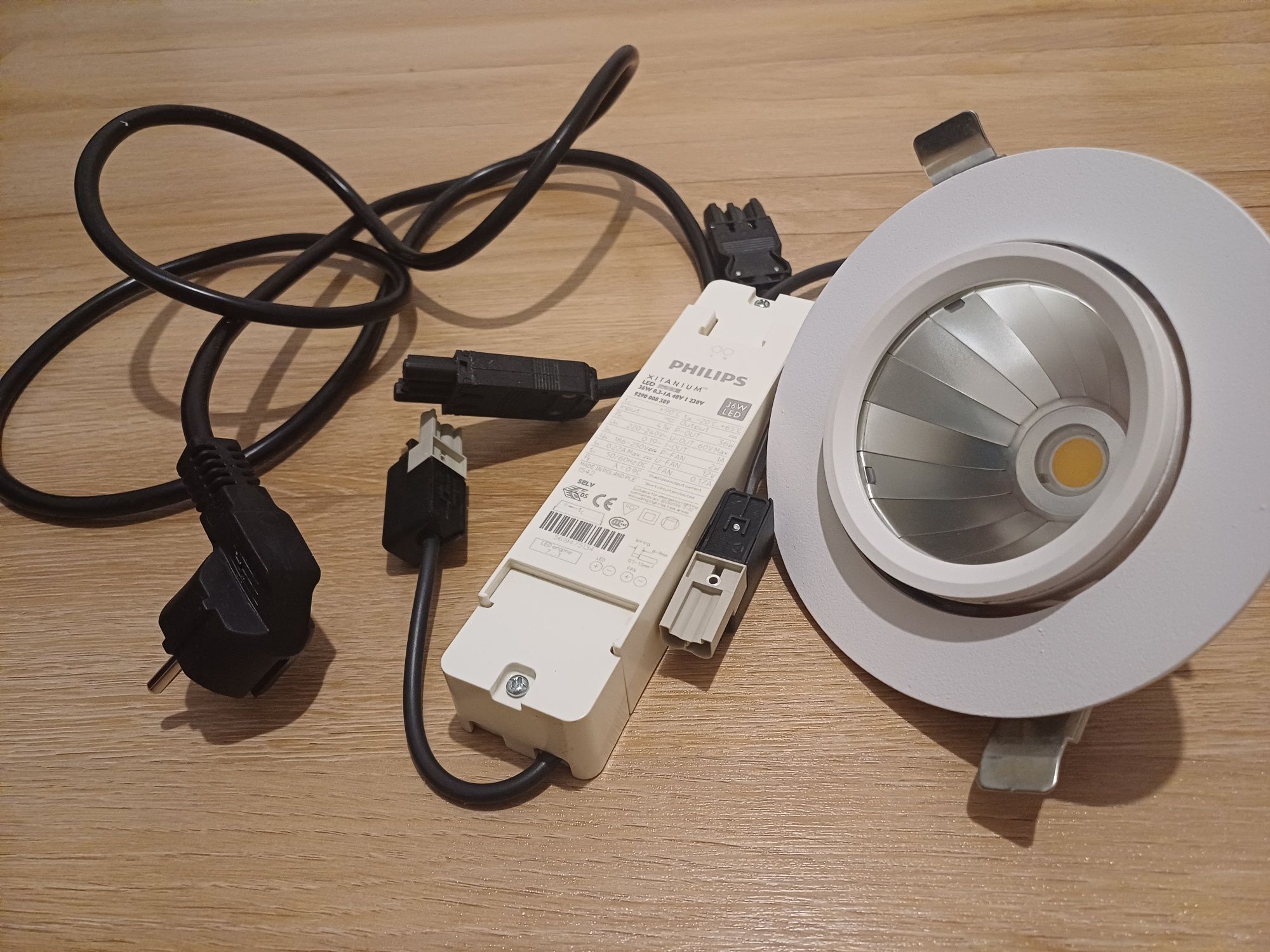 Lampa led sklepowa sufitowa 32 sztuki, zasilacz led Philips 36 w