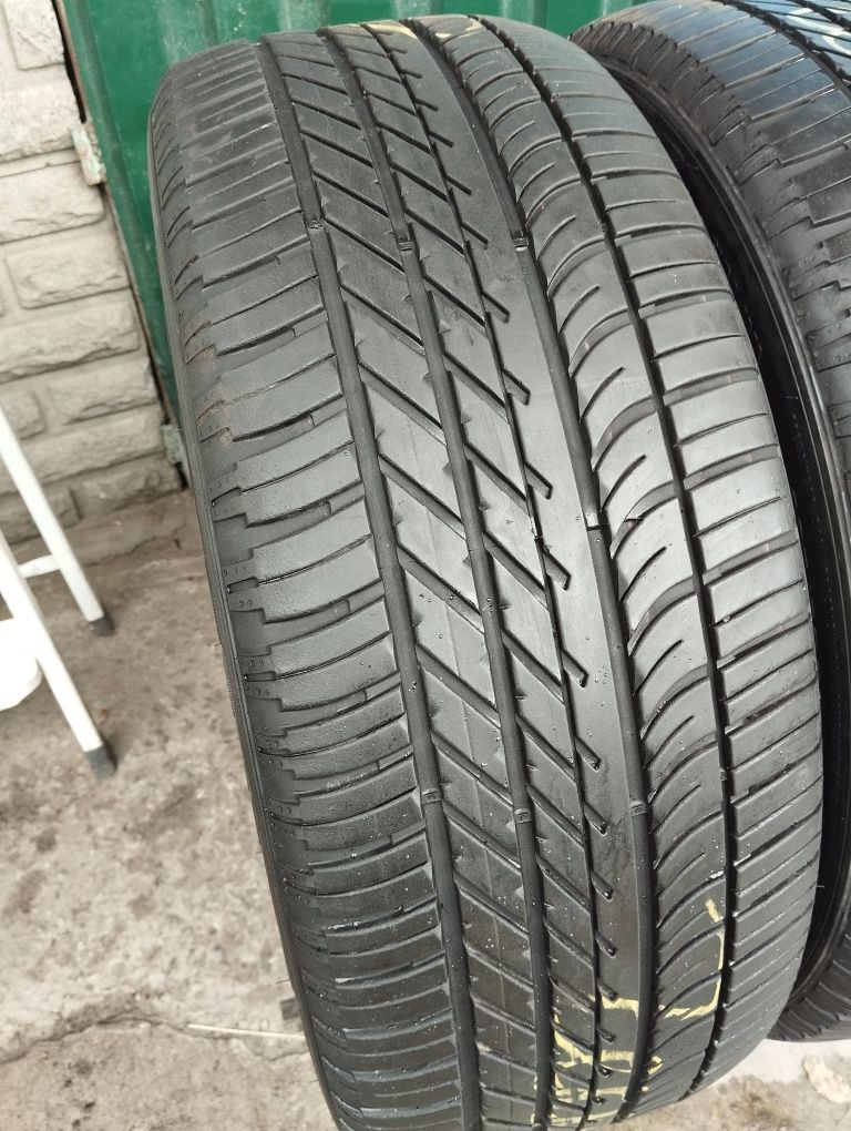 Пара літніх шин Goodyear 235/50/20