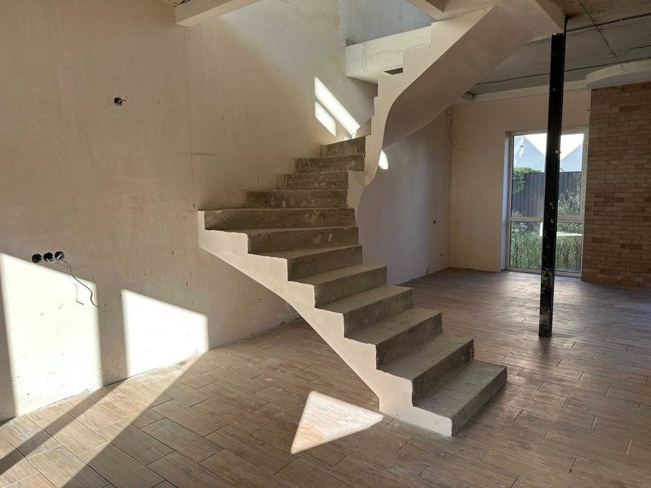 Дуплекс з ремонтом в центрі Ворзеля! Оформлення мінімальне!