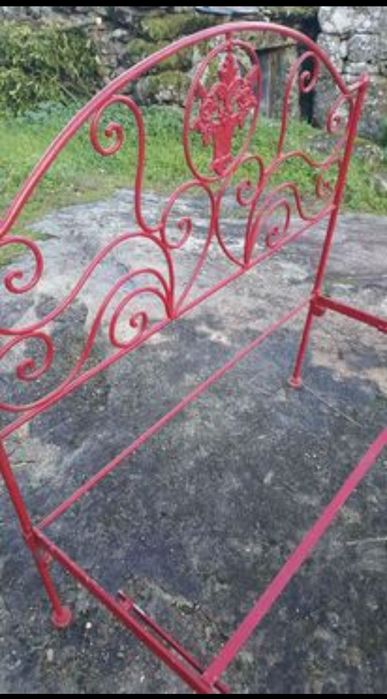 Cama em ferro muito antiga