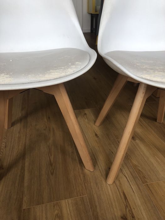 4 cadeiras com pernas em madeira