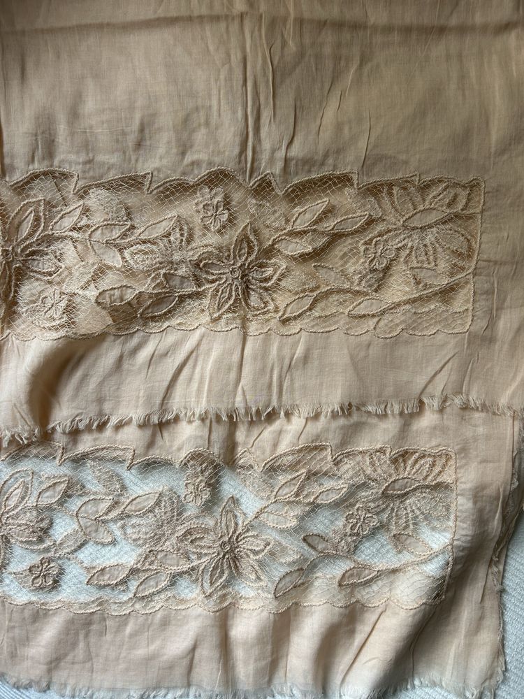 Elegancki zwiewny szal oversize z haftami