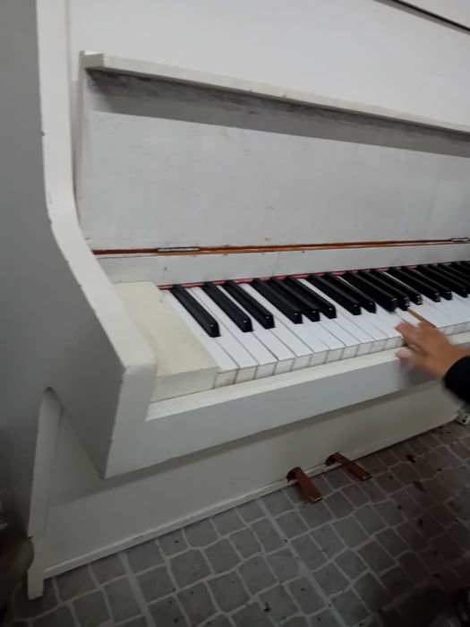 Piano branco robusto. - Vender Rápido