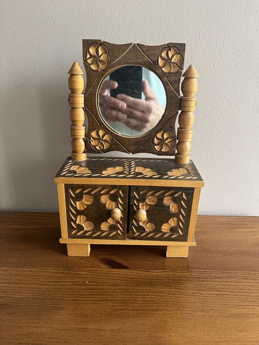 Sprzedam vintage drewnianą szkatułkę z lustrem