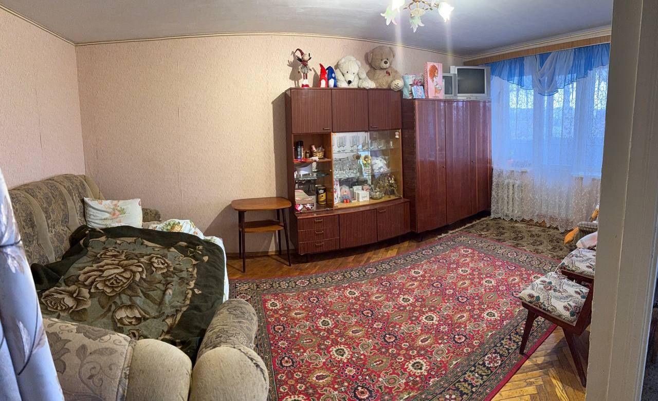 Продаж 1 км.кв., +гараж у дворі дому, без посередників