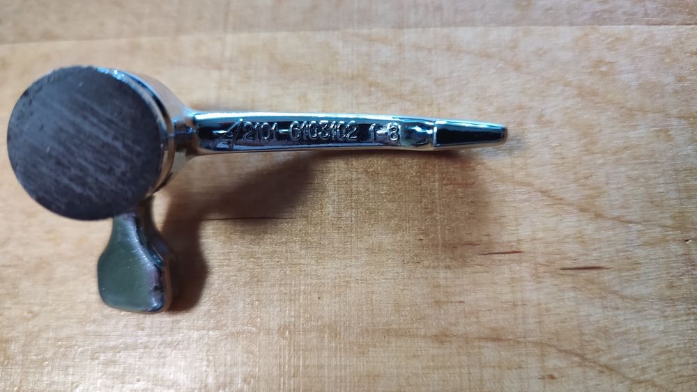 Замок фіксатор на вітрове шкло до ВАЗ(класика)СРСР.,новий.