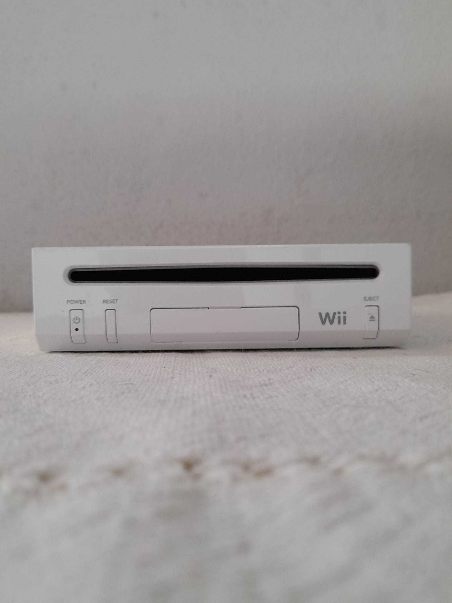 Wii branca + comandos + acessórios + cabos