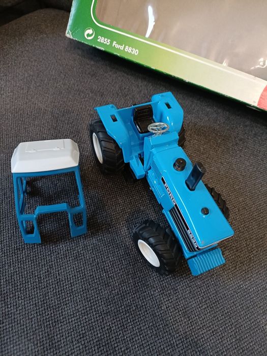 Model Siku Traktor Ford
