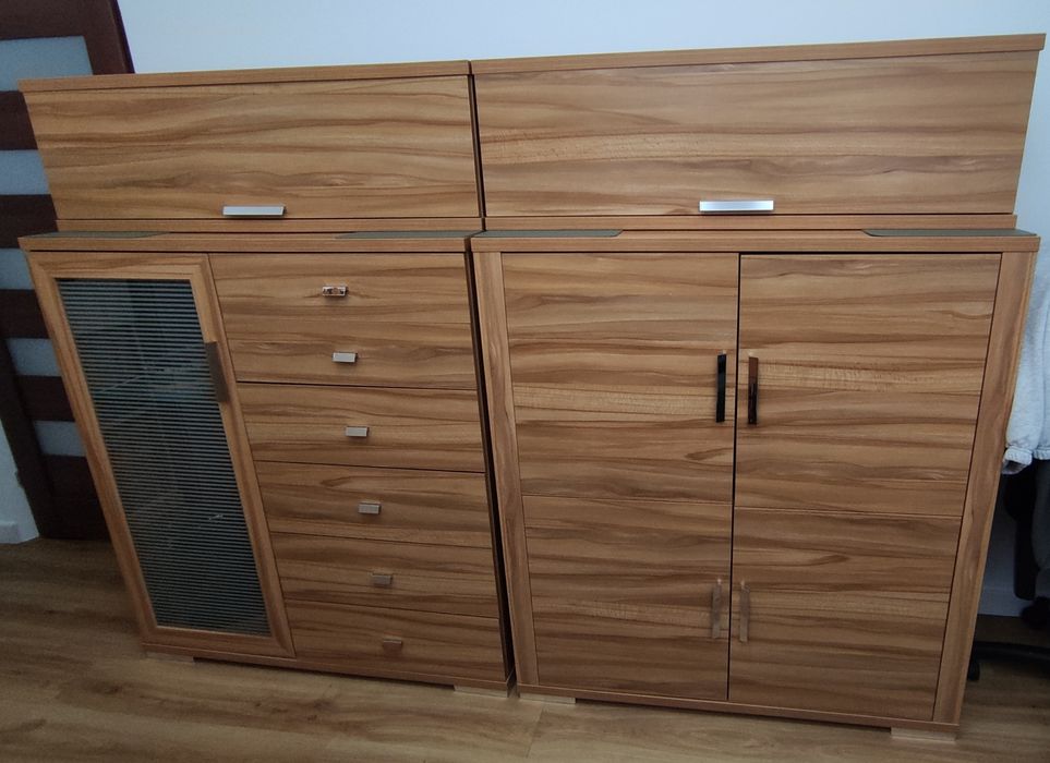 komody i wiszące półki