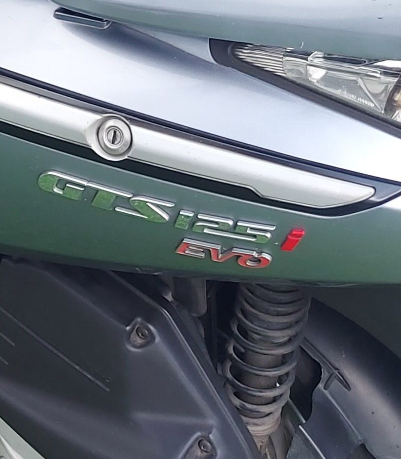 Sym gts 125i Evo excelente estado com top case. Não pretendo trocas.