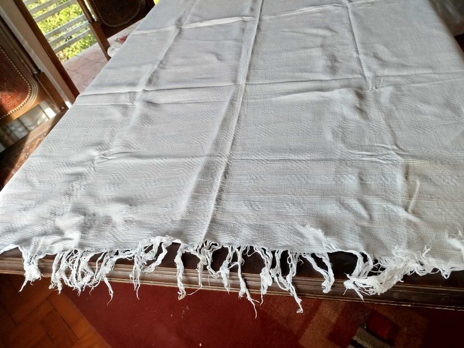 Quatro guardanapos e uma toalha em tecido alinhado