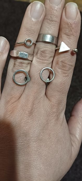 Срібні вироби. Каблучка. Сережки.