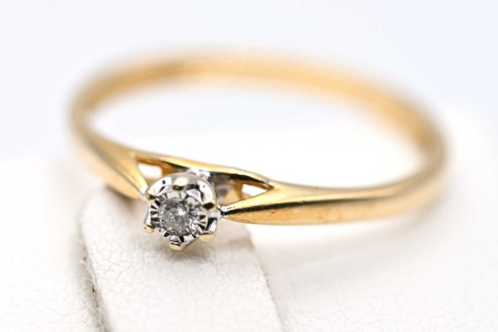 APART Elegancki pierścionek zaręczynowy z brylantem 0,03ct złoto 585