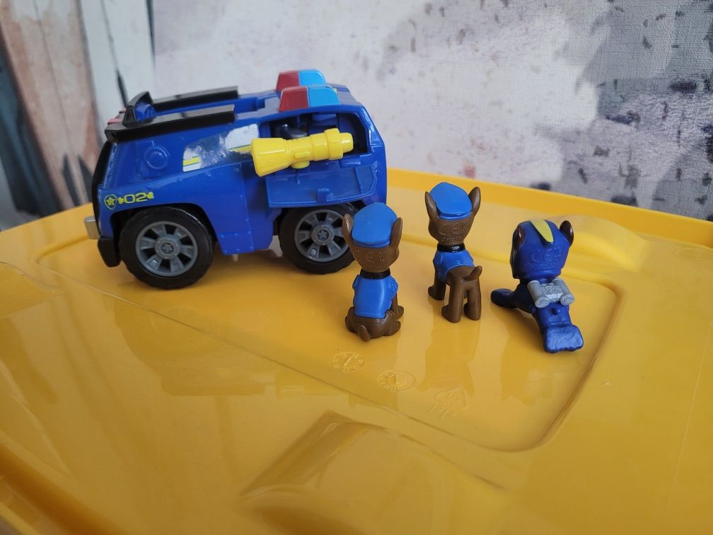 Pojazd Chase z zestawem 3 figurek Psi Patrol
