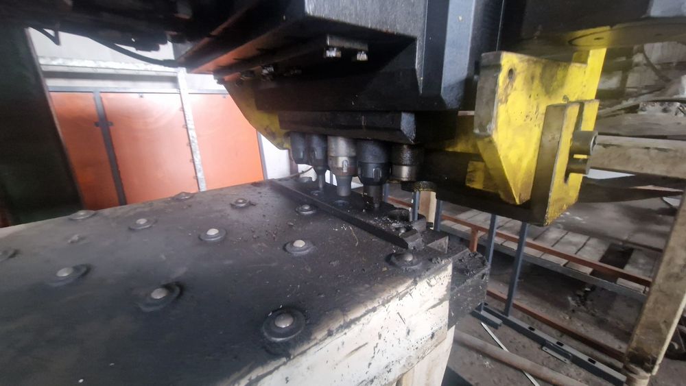 Wykrawarka do otworów Mubea 100T, podajnik automatyczny, 5 stacji